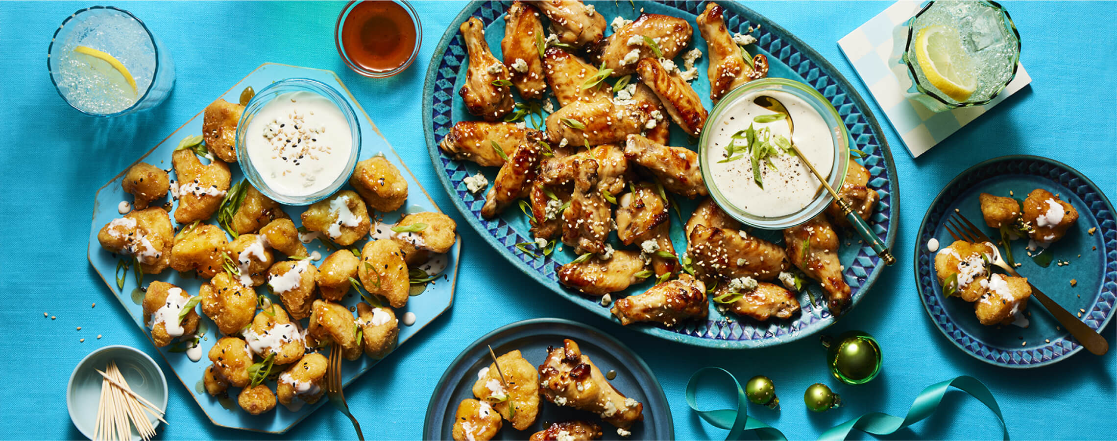 Assiette d'ailes de poulet chaudes au miel et de bouchées de chou-fleur chaudes au miel accompagnées de trempettes