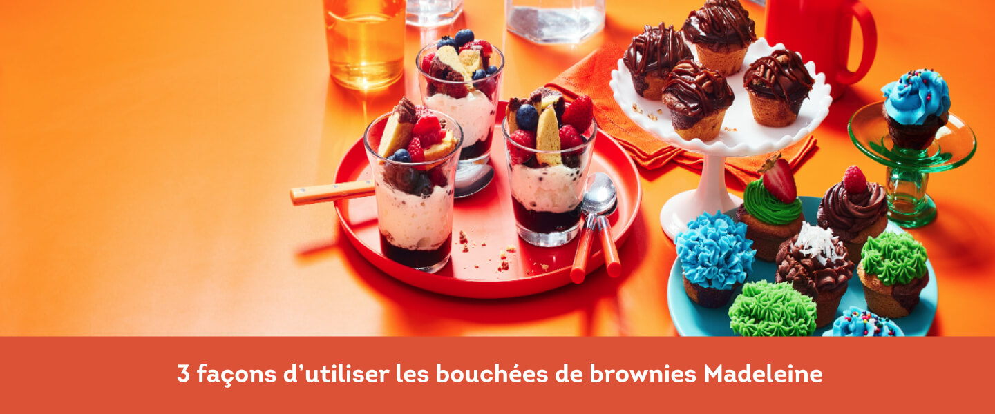 Coupe de bagatelle et de madeleine au brownie, madeleine au brownie et au caramel, et petits gâteaux aux madeleines au brownie sur fond orange